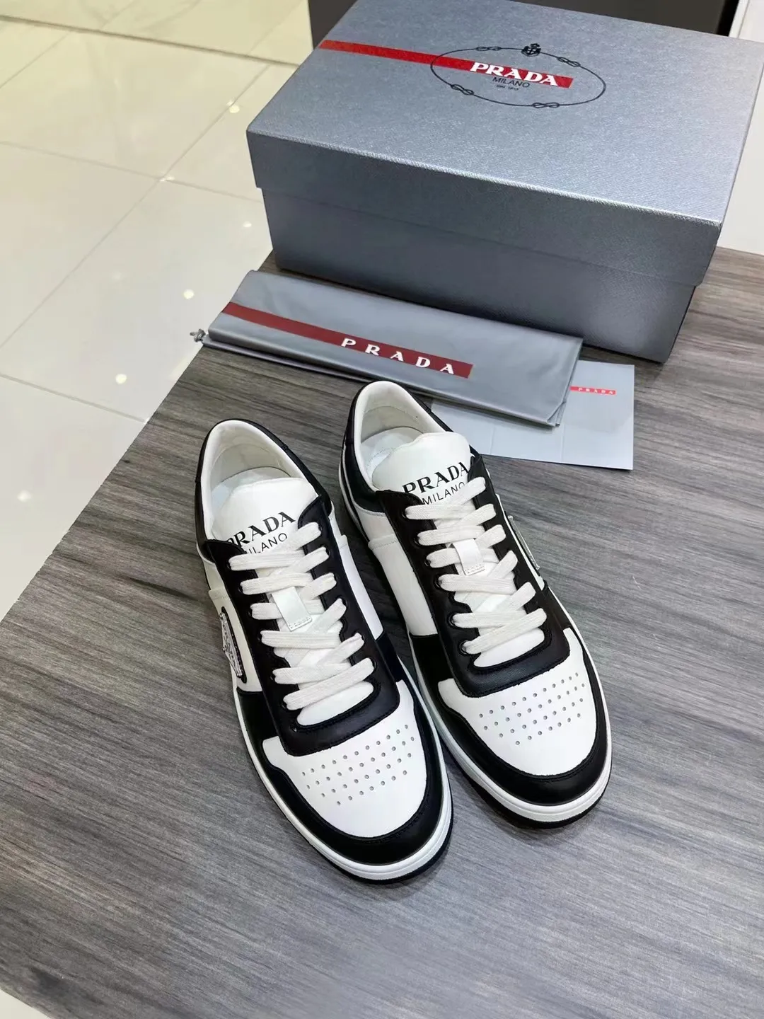 P380 Yuan 38-45 Prada Prada’s new men’s leather sports shoes, the highest version on the market, any comparison is welcome🆚! The original leather has excellent texture and is super high-end! Fetal sheep net lining imported from Italy, removable pad! Luxurious materials and fine workmanship, highly recommended!